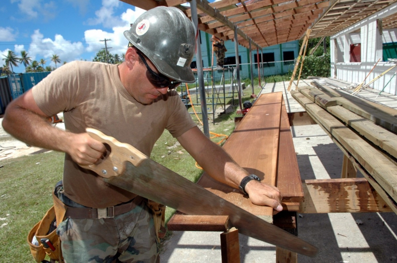 ebeniste-POURCIEUX-min_worker_construction_building_carpenter_male_job_build_helmet-893290